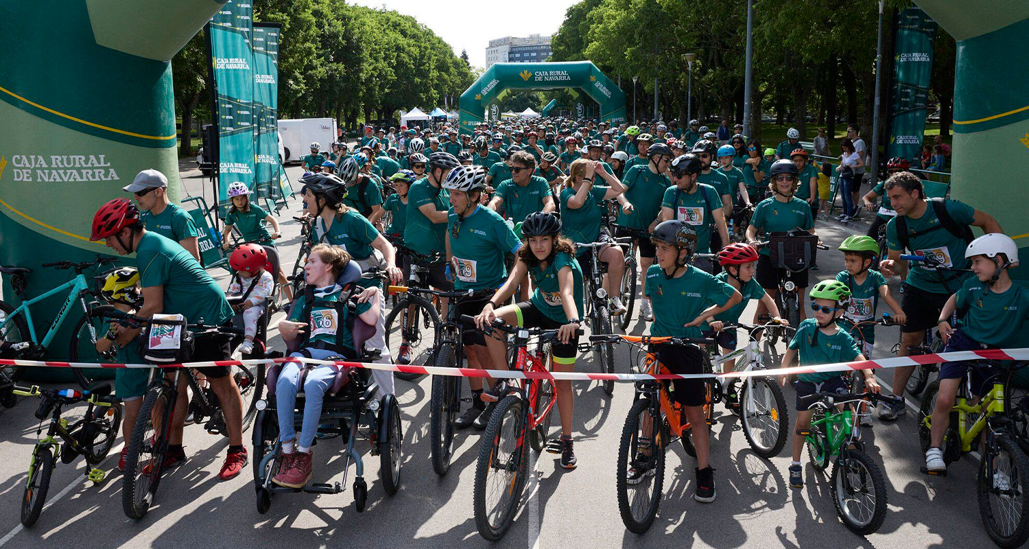 Pedaladas solidarias por las calles de Pamplona