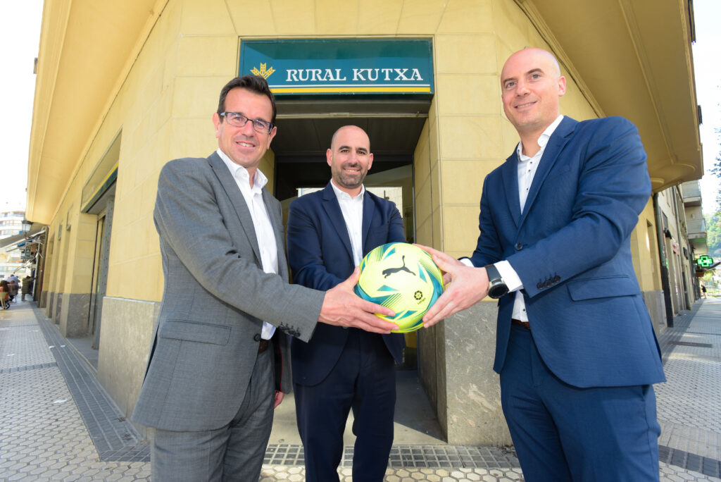 Firma del convenio de colaboración entre Donosti Cup y Rural Kutxa